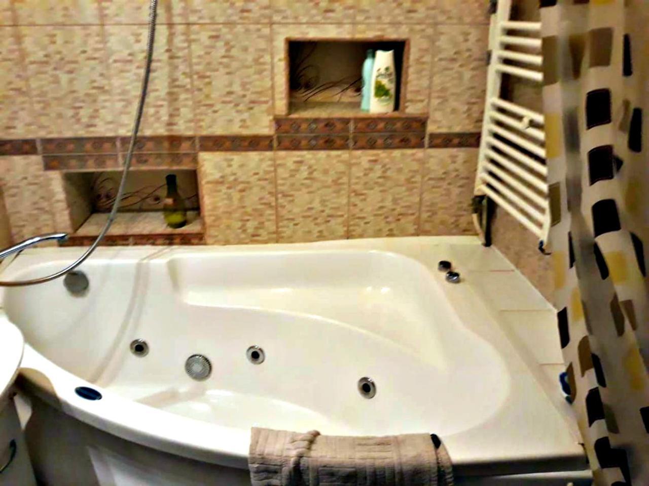 Apartment In The Historical City Center Csernyivci Kültér fotó