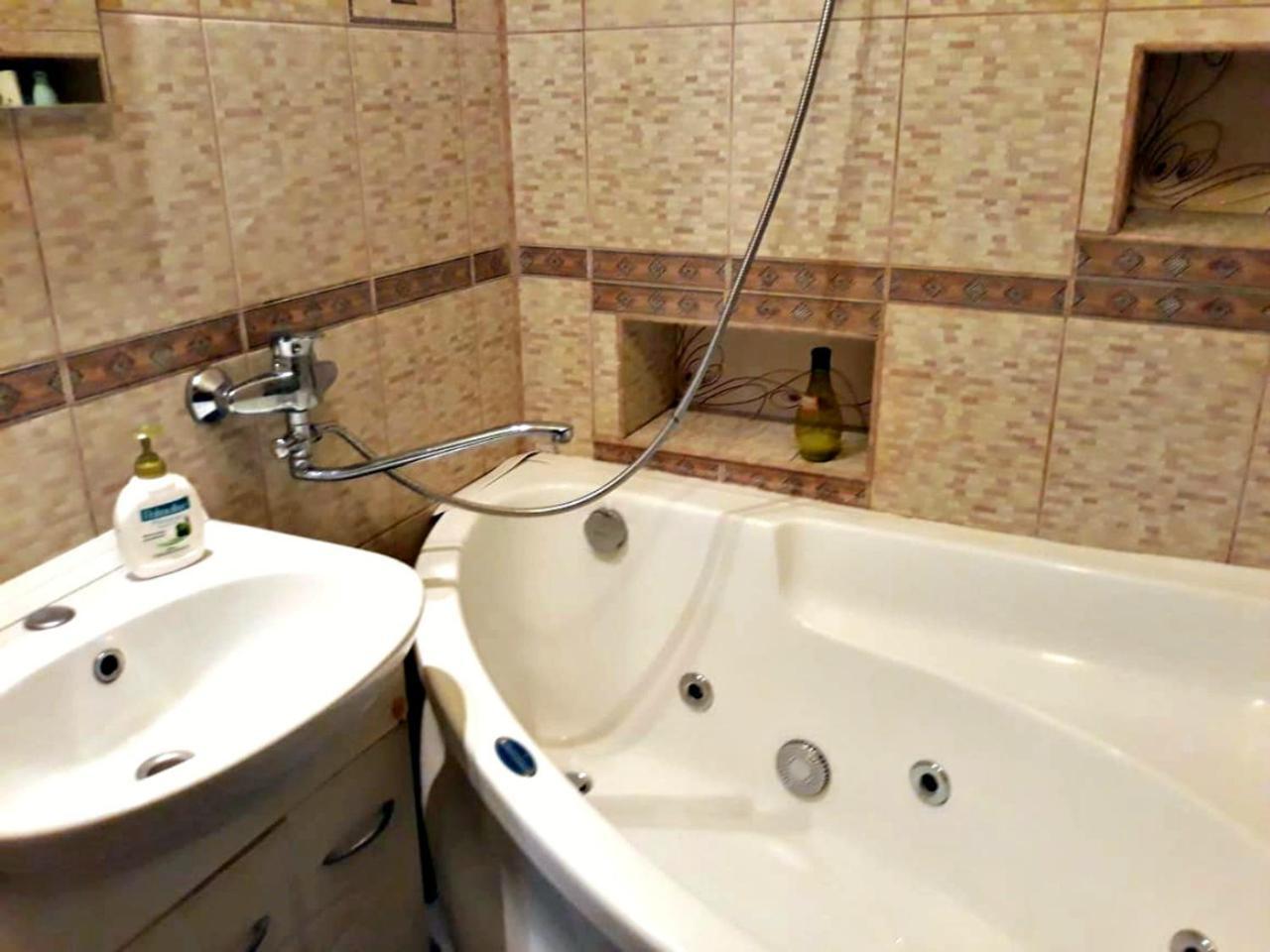 Apartment In The Historical City Center Csernyivci Kültér fotó