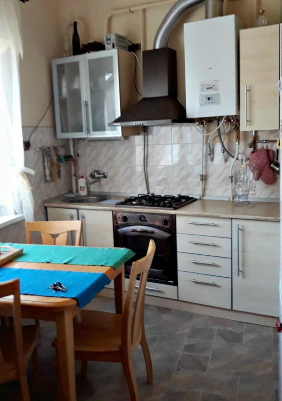 Apartment In The Historical City Center Csernyivci Kültér fotó